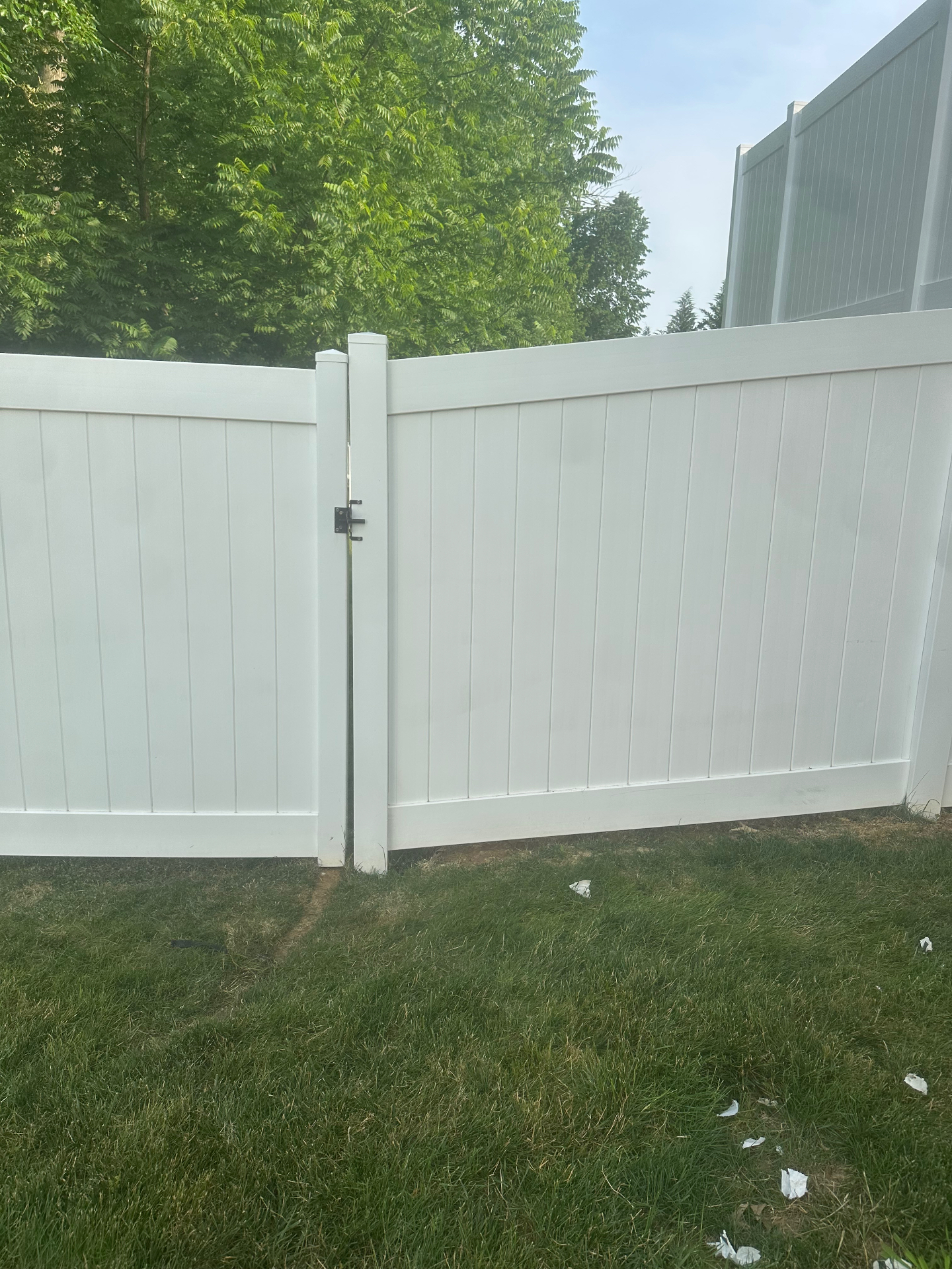 Clean white fence after pressure washing